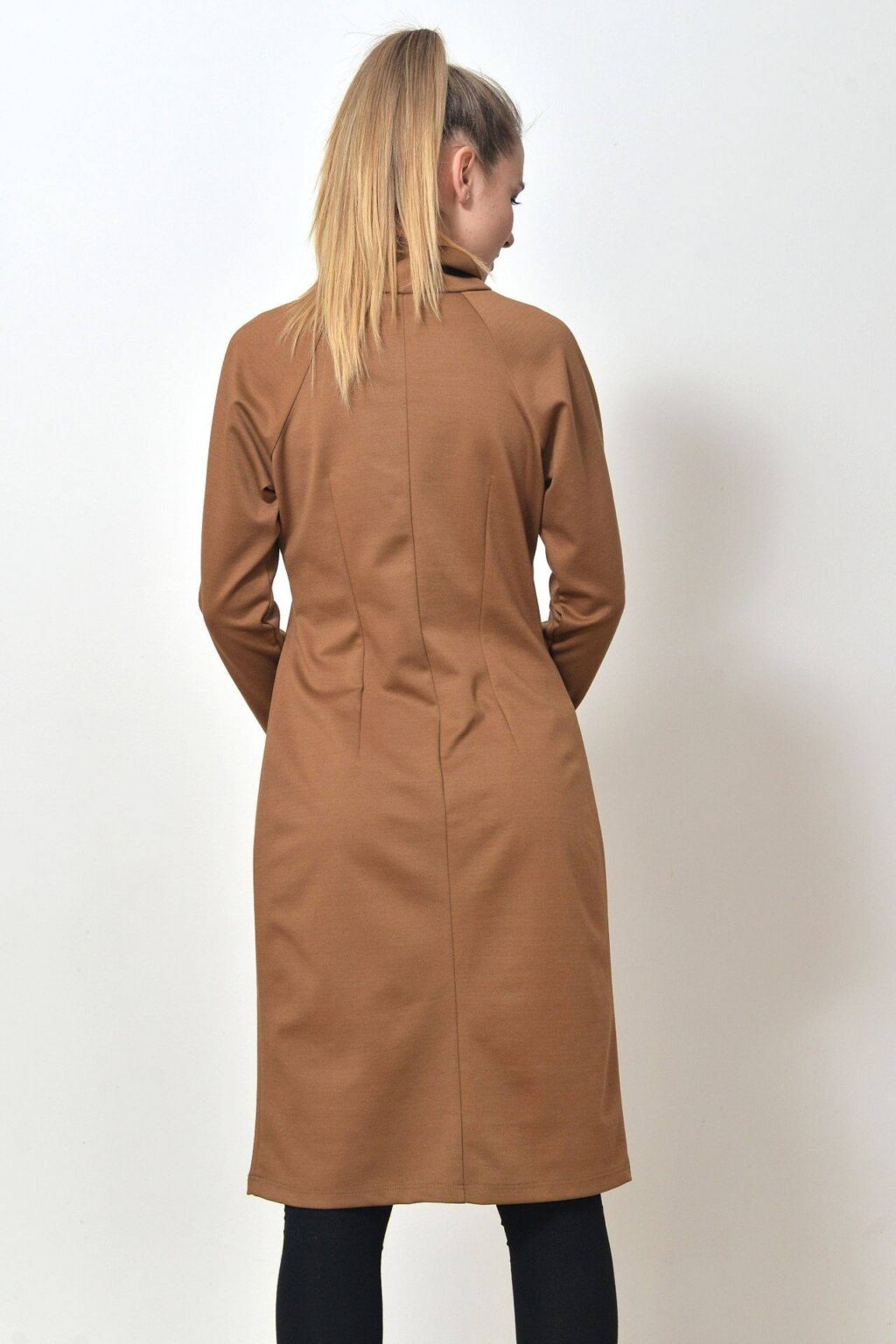 Dámské šaty se stojáčkem - karamelová