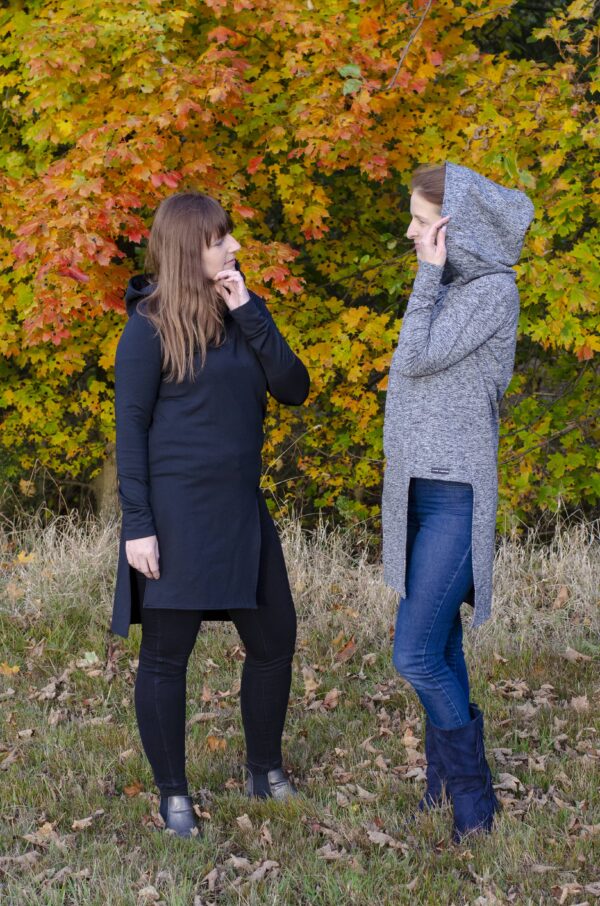 Šedá tunika se kapucí