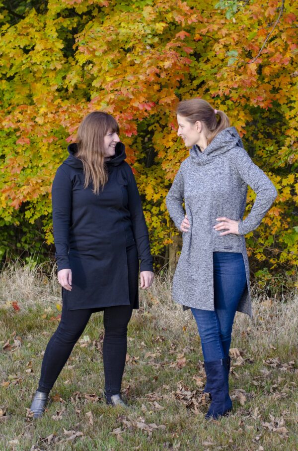 Šedá tunika se kapucí