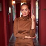 Dámské šaty se stojáčkem – karamelová