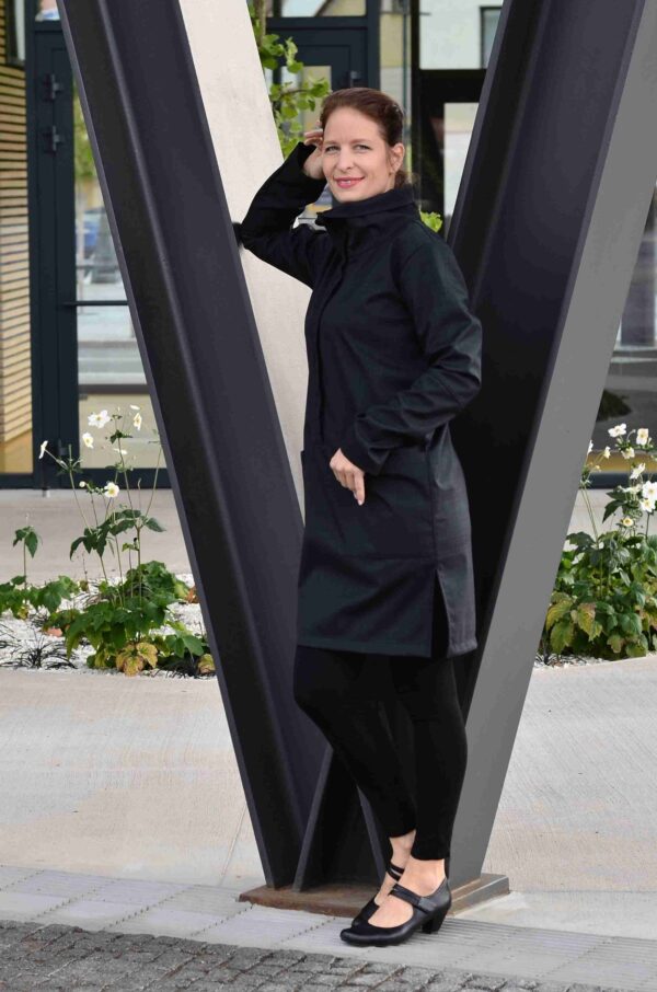 Dámský černý kabát ze softshellu