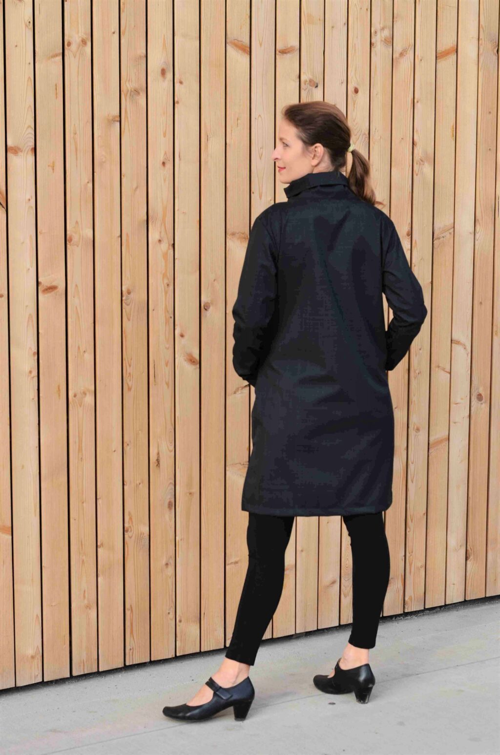 Dámský černý kabát ze softshellu