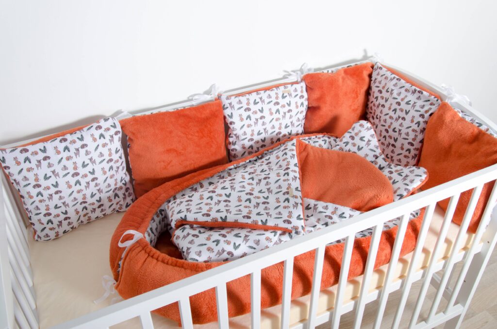 Oboustranné hnízdečko, polštářkový mantinel a rychlozavinovačka - vzor les, cihlová