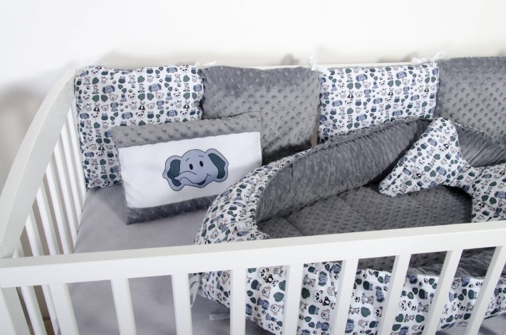 Oboustranné hnízdečko a polštářek - vzor zvířátka, šedé minky