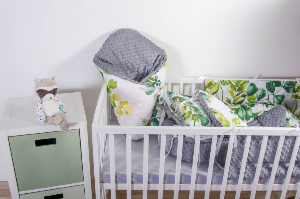 Péřová oboustranná zavinovačka - vzor listy, šedé minky