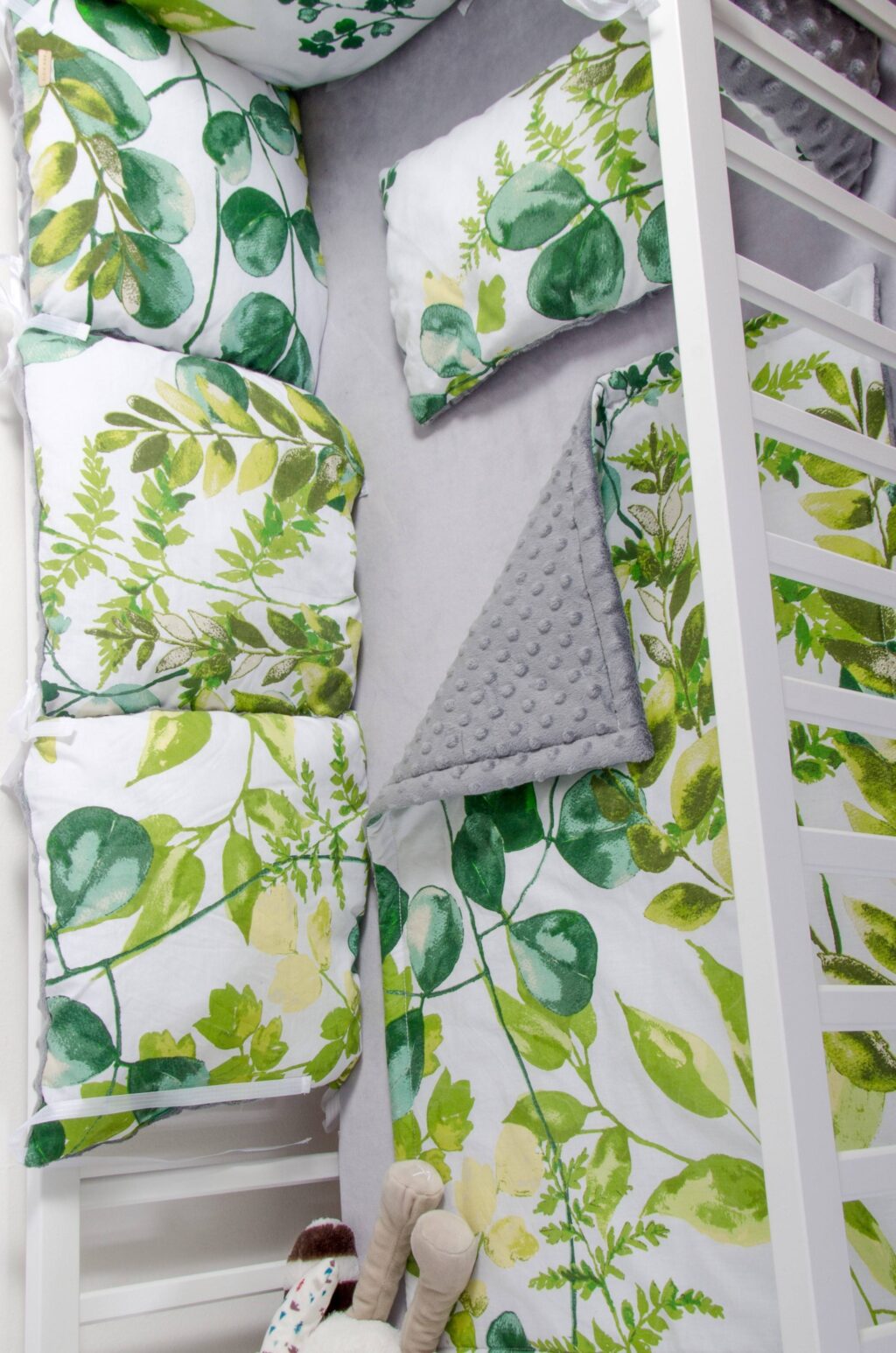 Polštářek, přikrývka a polštářkový mantinel - vzor listy, šedé minky