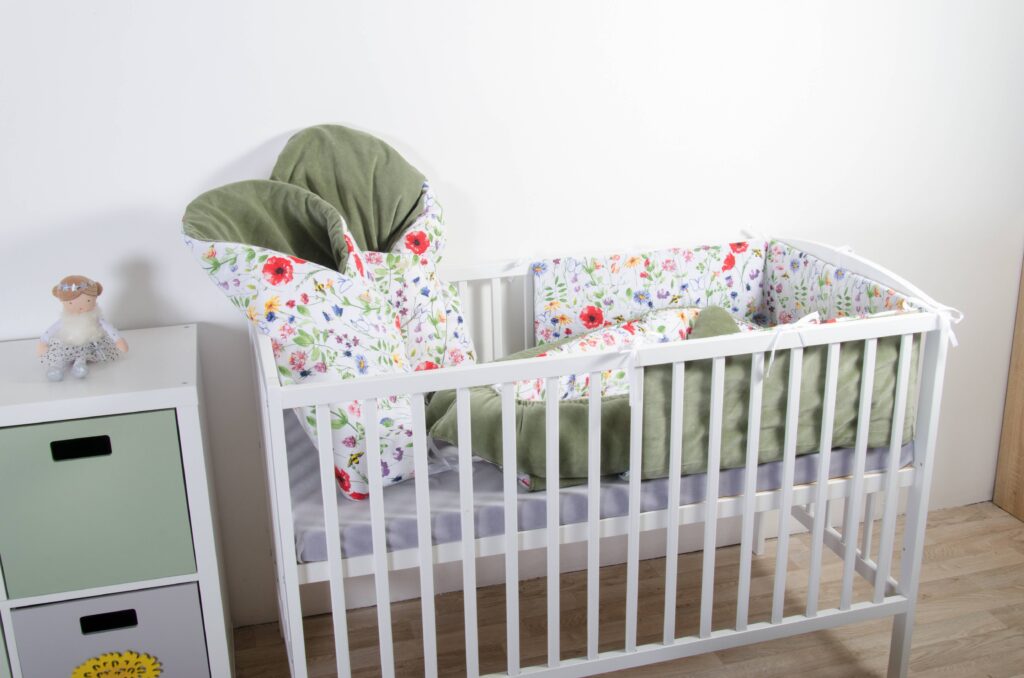 Plochý mantinel - vzor louka, olivový samet