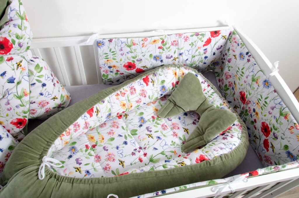 Oboustranné hnízdečko - vzor louka, olivový samet