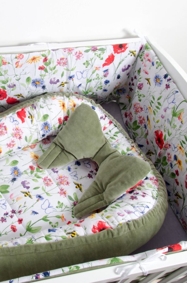 Stabilizační polštářek andělská křídla - vzor louka, olivový samet