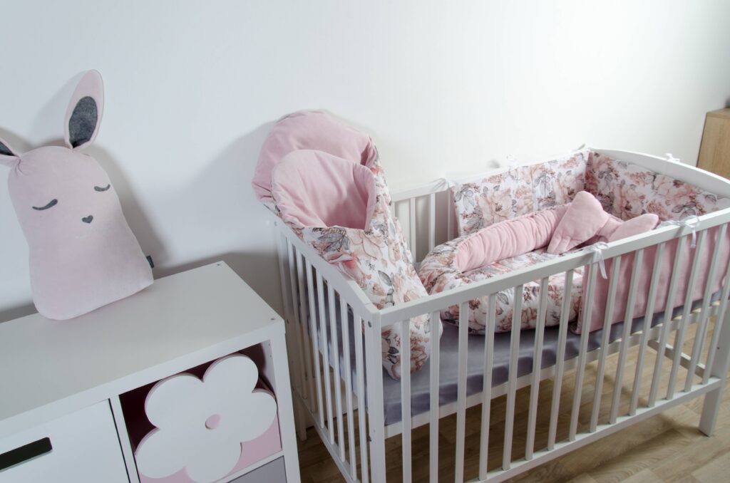 Oboustranné hnízdečko, zavinovačka a plochý mantinel - vzor květy, růžový samet