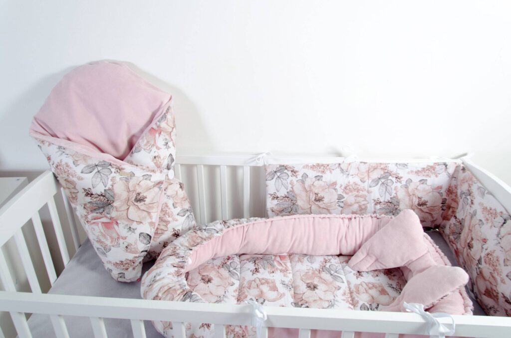 Oboustranné hnízdečko a plochý mantinel - vzor květy, růžový samet