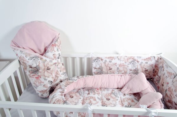 Oboustranné hnízdečko a plochý mantinel - vzor květy, růžový samet