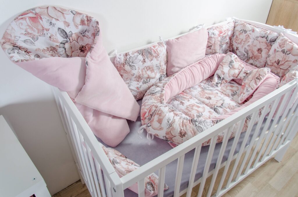 Oboustranné hnízdečko a stabilizační polštářek - vzor květy, růžový samet