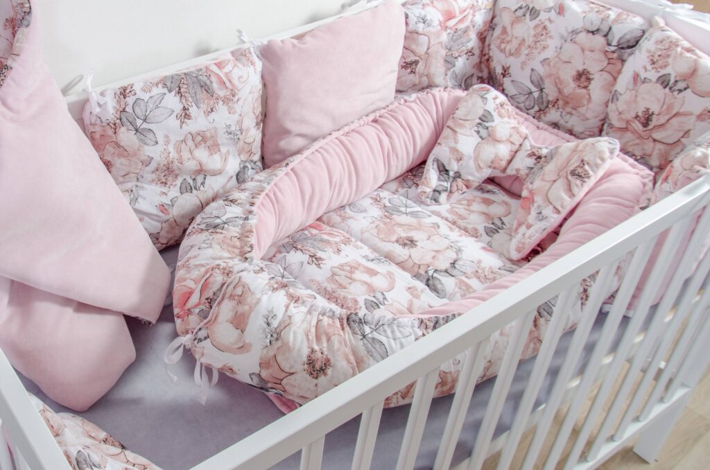 Oboustranné hnízdečko - vzor květy, růžový samet