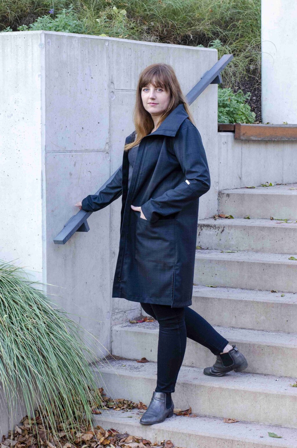 Černý kabát ze softshellu na zip