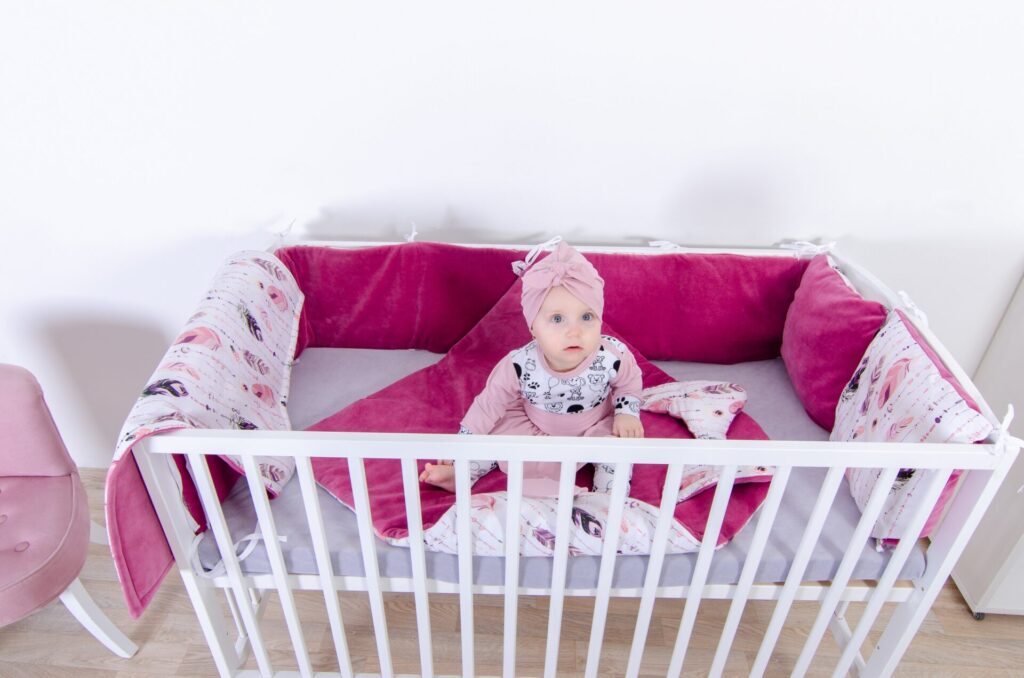 Rychlozavinovačka a mantinel do postýlky - vzor peříčka, fialovo růžový samet