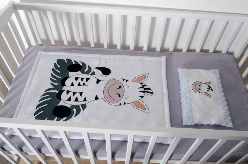 Polštářek a přikrývka - vzor zebra, bleděmodré minky