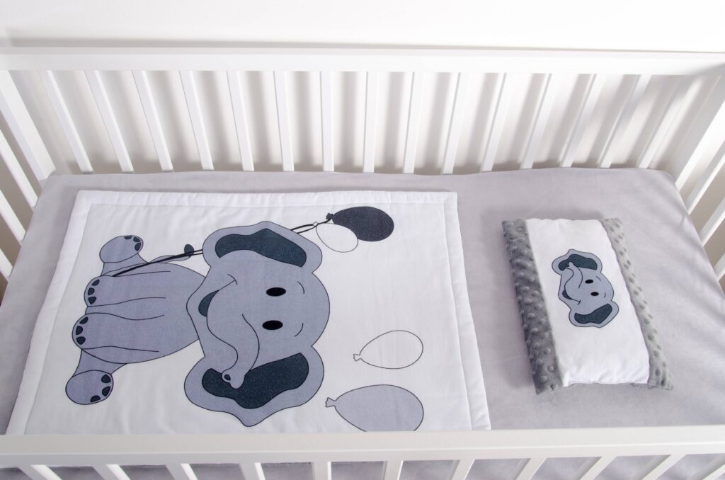 Polštářek a přikrývka - vzor slon, šedé minky