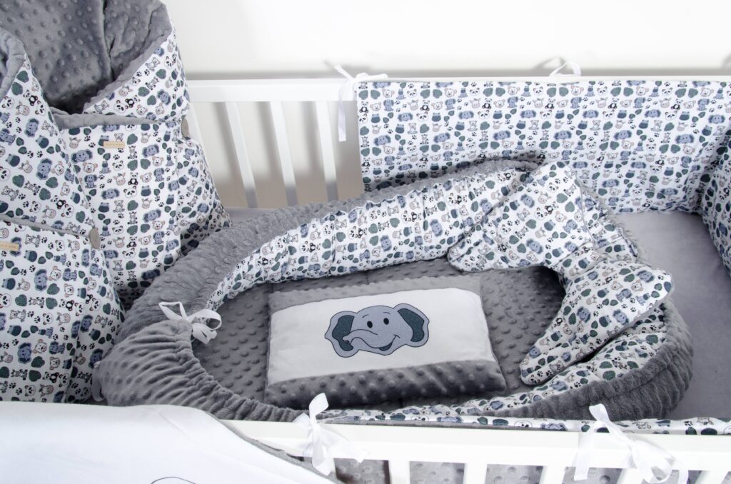 Oboustranné hnízdečko, plochý mantinel a stabilizační polštářek - vzor zvířátka, šedé minky