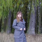 Šedý kabát s klopou ze softshellu na patenty