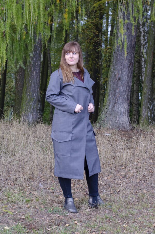 Šedý kabát s klopou ze softshellu na patenty