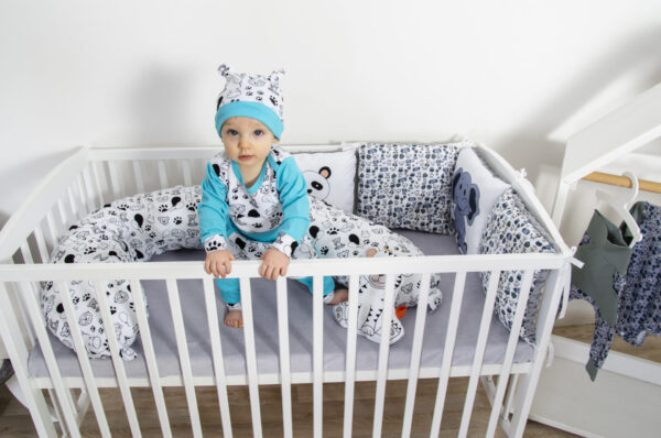 Set body, baggy, čepička a kojící polštář - vzor ťapky