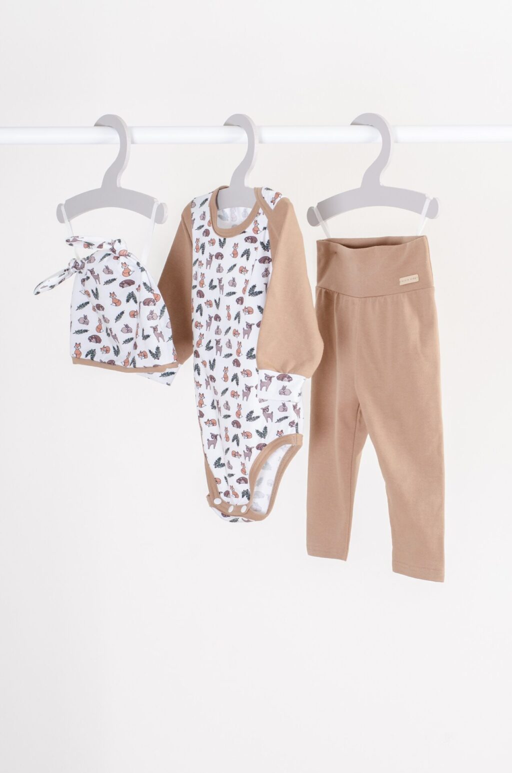Set body s dlouhým rukávem, béžové tepláky a čepička - vzor lesní zvířátka