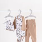 Set body s dlouhým rukávem, tepláky a čepička