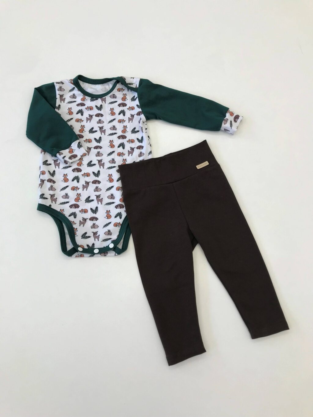 Set body s dlouhým rukávem a tepláky - vzor les