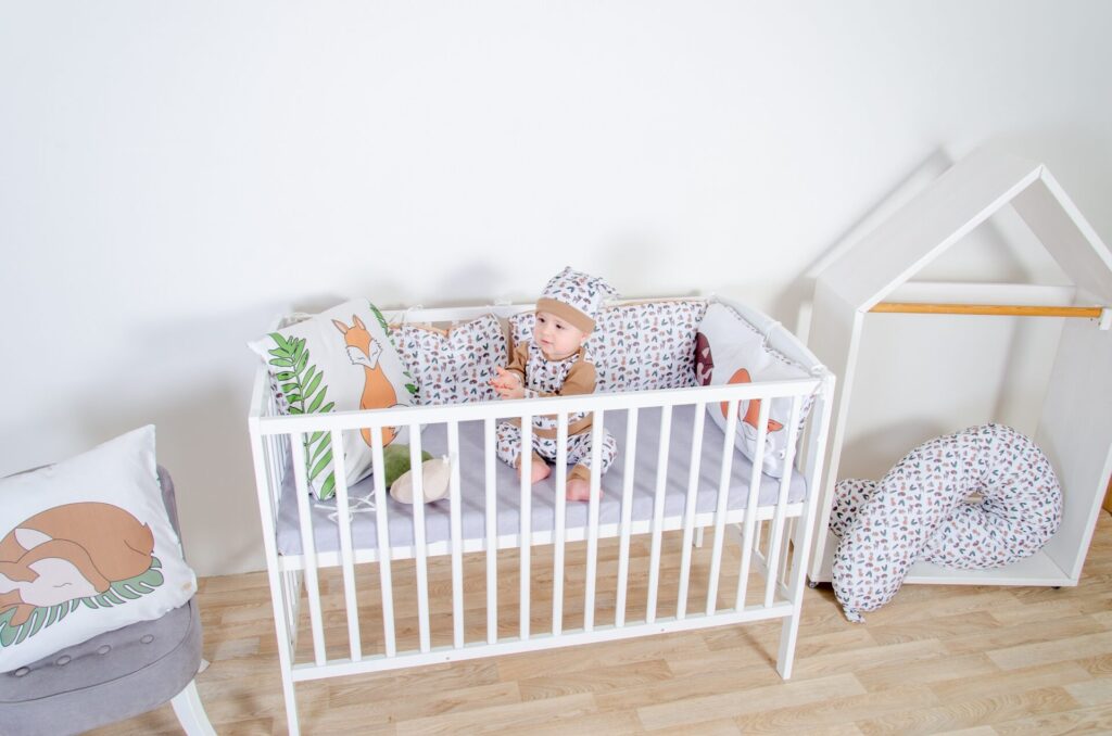 Set body s dlouhým rukávem, basic tepláky, polštářkový mantinel a kojící polštář - vzor lesní zvířátka