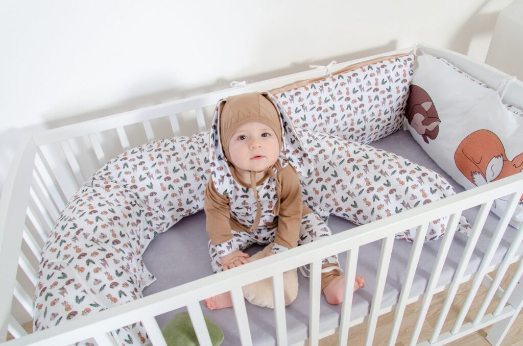 Set body s dlouhým rukávem, béžové tepláky a čepička