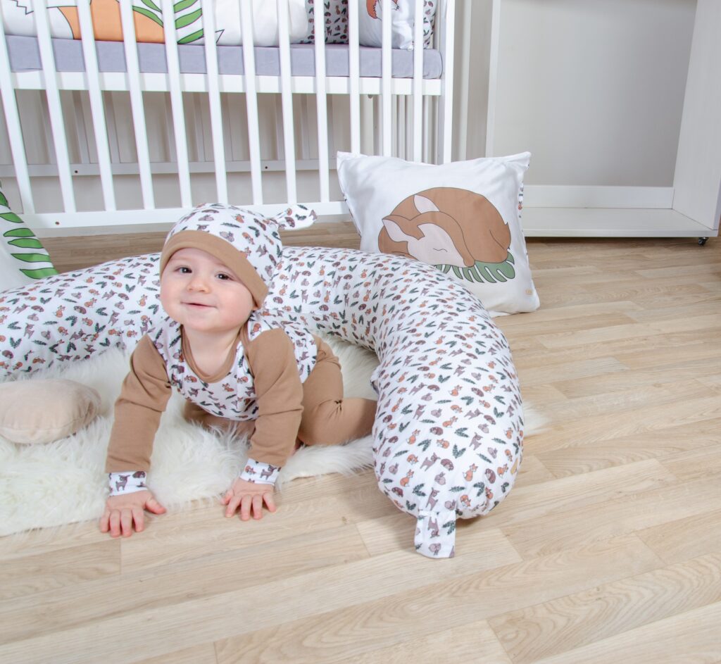 Set body s dlouhým rukávem, béžové tepláky, čepička a kojící polštář - vzor lesní zvířátka