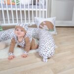 Set body s dlouhým rukávem, tepláky, čepička