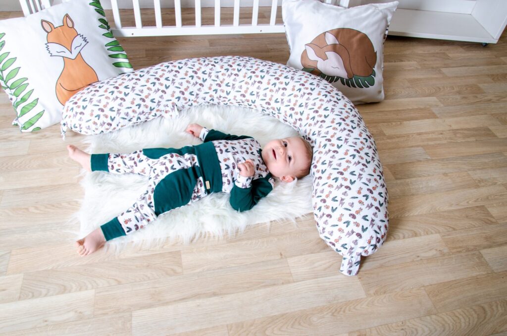 Set body s dlouhým rukávem, tepláky, kojící polštář a polštářky do postýlky - vzor lesní zvířátka