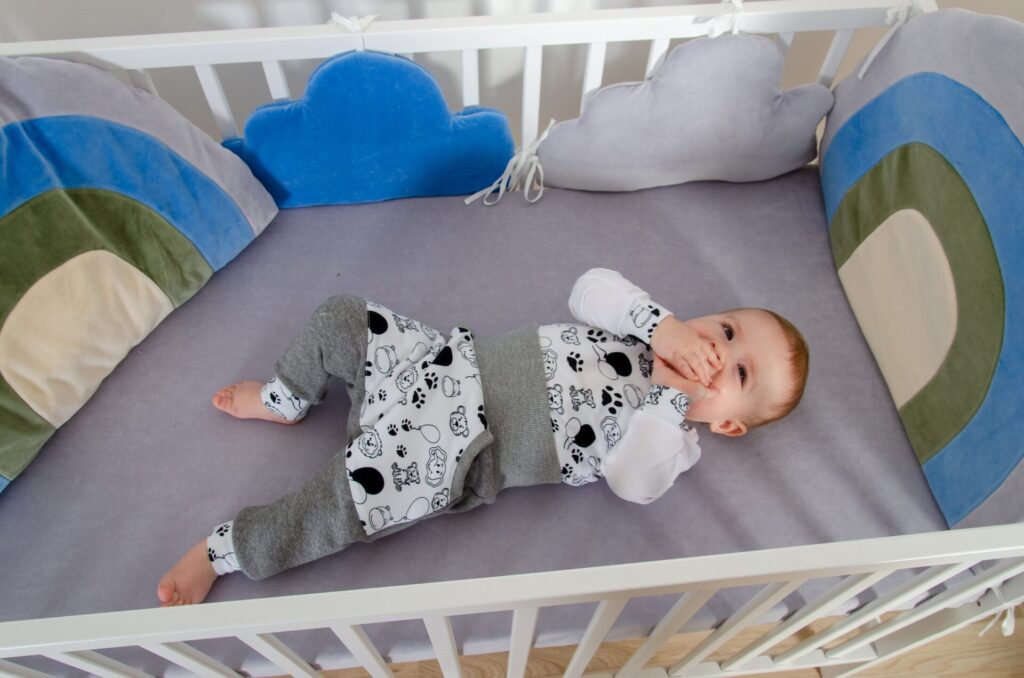 Set body a baggy - vzor ťapky, šedé
