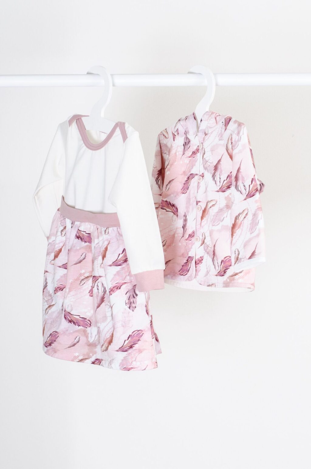 Set body se sukní a kabátkem z bambusu - vzor pírka