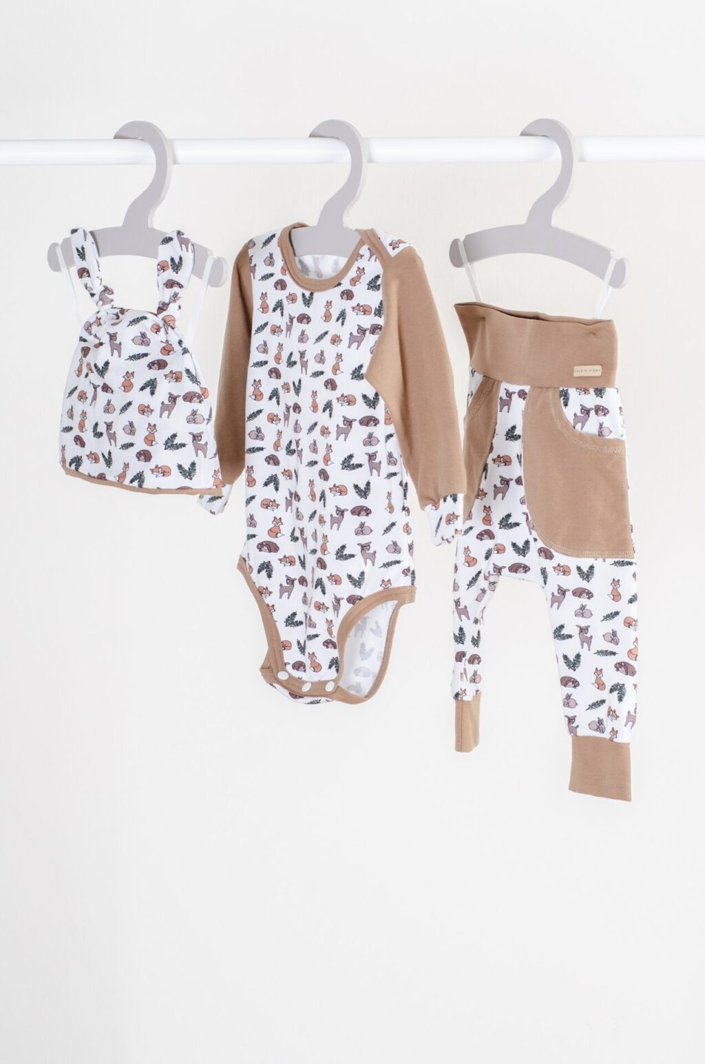 Set body s dlouhým rukávem, basic tepláky a čepička - lesní zvířátka