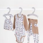 Set body s dlouhým rukávem, basic tepláky a čepička