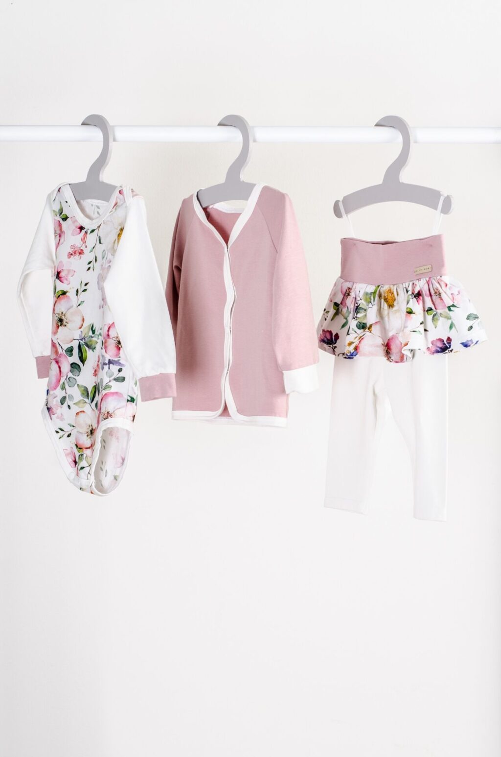 Set body, legíny se sukýnkou a kabátkem - vzor květy